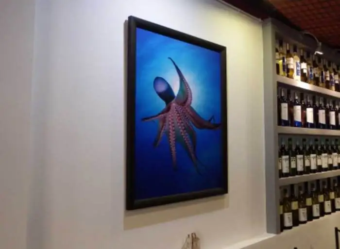 Fotografía de un pulpo enmarcada en negro junto a la vinoteca