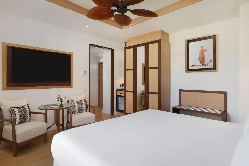 Habitación con mueble de televisión de diseño personalizado y cuadro enmarcado