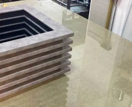 Marcos apilados sobre la mesa de cristal del taller