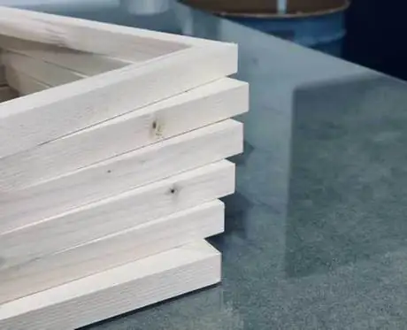 Molduras de madera clara preparadas para el montaje