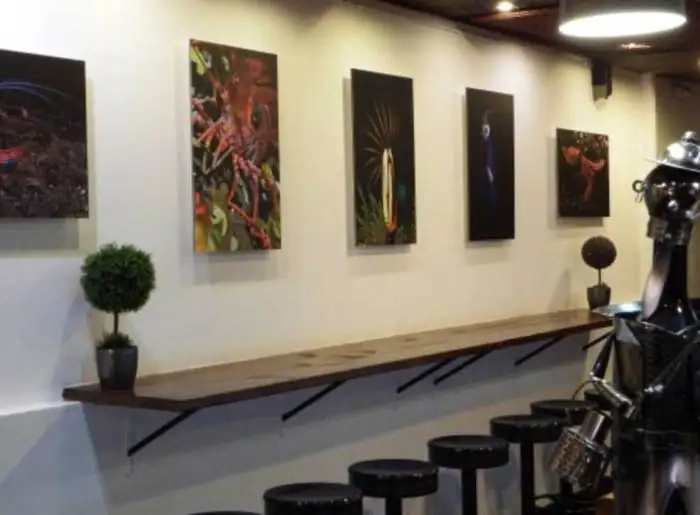 Pared del restaurante con serie de fotografías impresas en gran formato