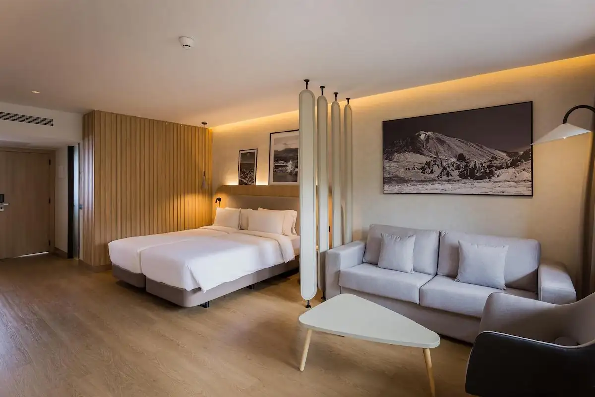 Suite del Radisson con la panorámica del Teide impresa en lienzo y marco flotante sobre el sofá