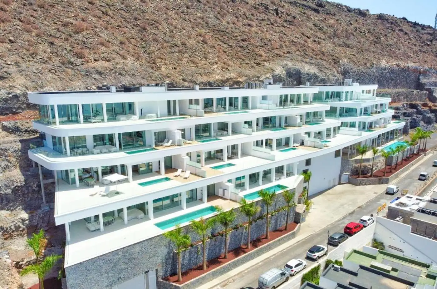 Vista aérea del complejo Crystal I Luxury Apartments con piscinas privadas en cada terraza